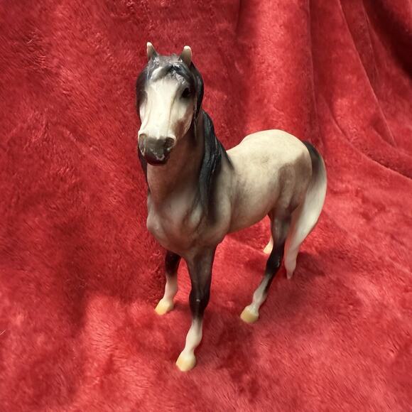 Breyer Reeves Mesteno Monte'ga Mustang Horse Classic Gray Dapple - Picture 2 of 6